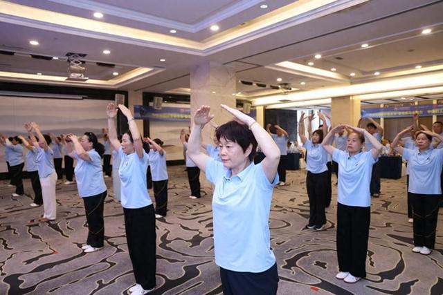 中国职工健身气功指导员培训班在都江堰结业(图1)